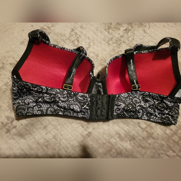 Daisy Fuentes Bra - Picture 2 of 4